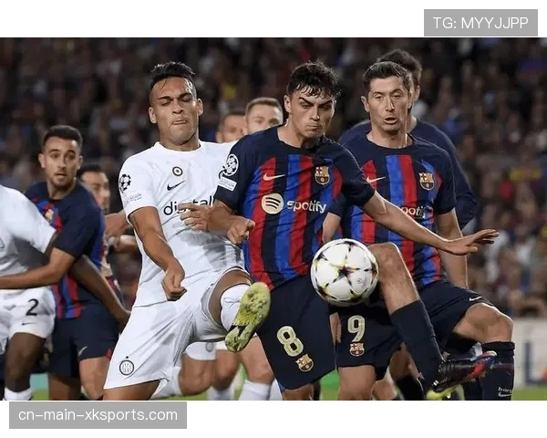 小球童机智快速捡球,帮助主队获得快发边线球机会 小球童机智快速捡球,帮助主队获得快发边线球机会